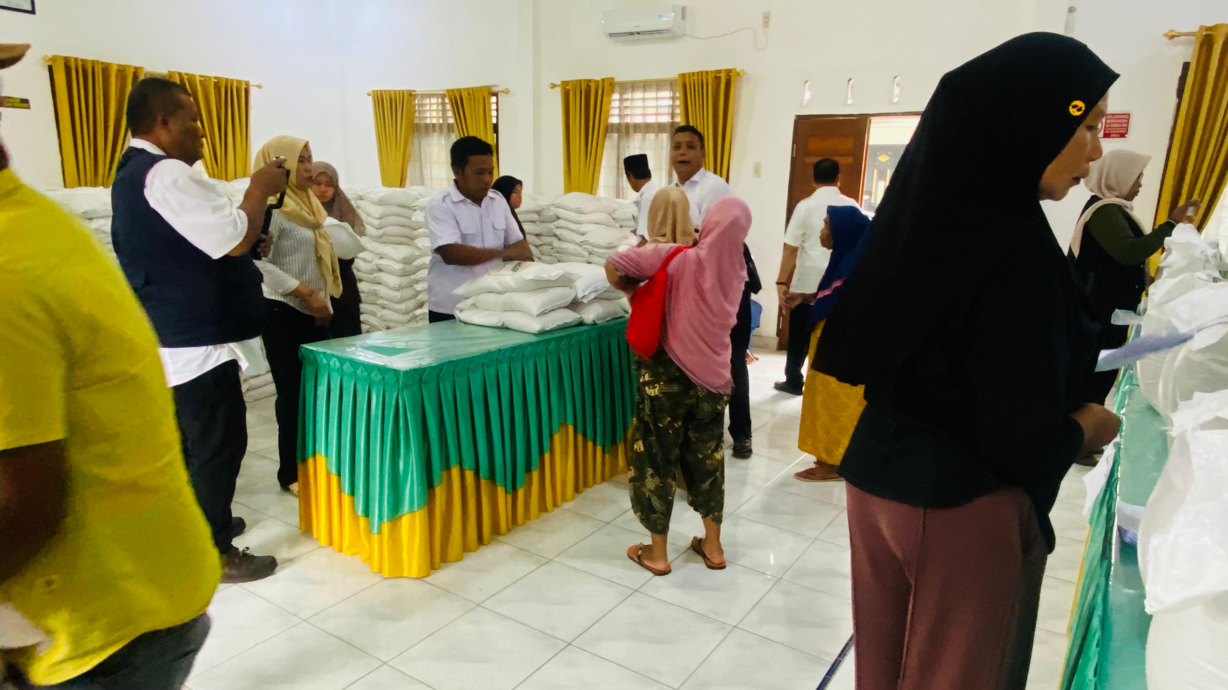 Penyerahan Bantuan Pangan kepada Ibu & Balita