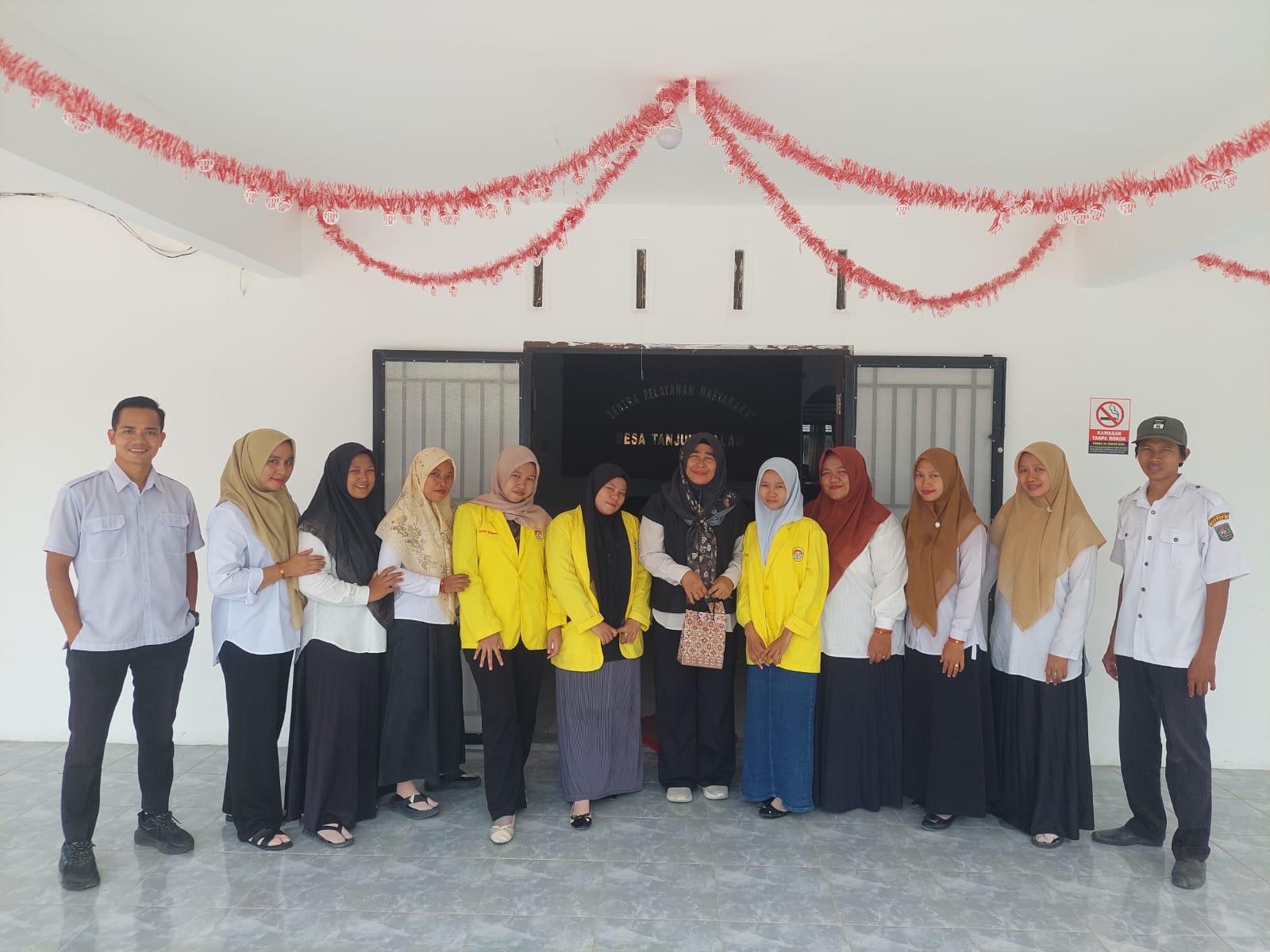 Tim Mahasiswa Kerja Praktek di Balai Desa